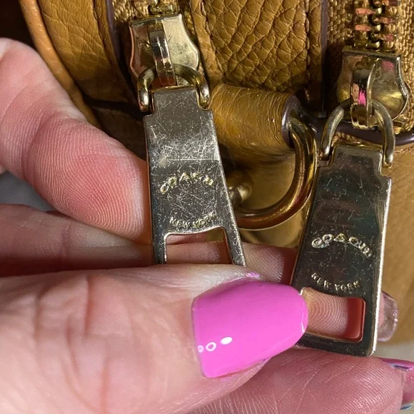 Coach Mustard Yellow Leather Crossbody Bag with Classic Design - Picture 4 of 9